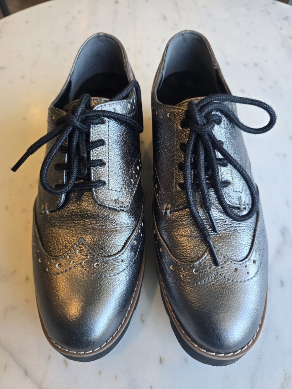 Vionic pewter oxfords in size 5